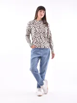 Sweater color beige con estampado de leopardo, cuello redondo y mangas largas.