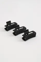 Pack de tres pinzas para el pelo color negro, de plástico rígido con diseño geométrico.