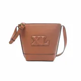 Bandolera color suela, con correa larga regulable, acceso con cierre y bolsillo interno monedero.