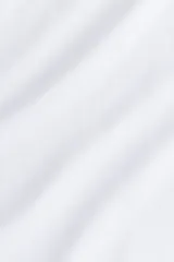 Top blanco de breteles finos y corte entallado, confeccionado en microfibra suave.