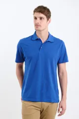 Chomba de piqué azul con cuello clásico y tapeta de dos botones.