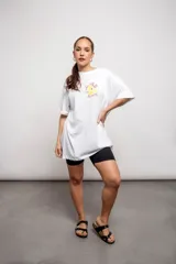 Remera blanca de manga corta con estampado de limones y la frase "when life gives you lemons". Corte holgado.