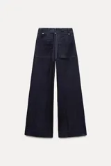 Pantalón de jean azul oscuro, de tiro alto y corte wide leg.