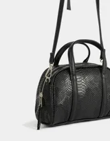 Cartera bowling negra con efecto croco, doble asa de mano y correa regulable desmontable.