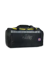 Bolso deportivo tipo duffel bag, color negro, con asas de mano y detalles en amarillo. Presenta el logo de Los Angeles Lakers en el frente y una banda con el nombre del equipo repetido en la parte superior.