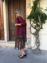 Top tejido sin mangas, con escote strapless y detalle de flecos en el ruedo.