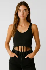 Top negro cropped de acrílico con glitter, breteles finos, corte al cuerpo y escote profundo.