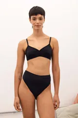 Soutien blanco de lycra con breteles finos y copa soft sin aro.