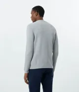 Suéter masculino de manga larga y cuello redondo, tejido en punto con textura maquinetada y dobby.