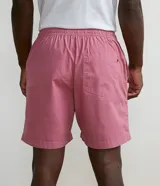 Bermuda masculina de sarga color rosa, corte slim fit, con cintura elástica ajustable con cordón, bolsillos laterales y bolsillo trasero.