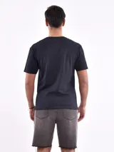 Remera gris oscuro con estampa frontal de una moto y texto en blanco.