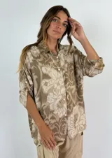 Camisa de lino con estampado floral en tonos beige y detalles de botones.