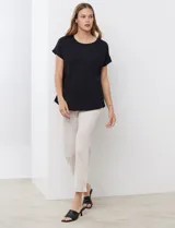 Blusa negra de crepe, con cuello a la base y manga corta.