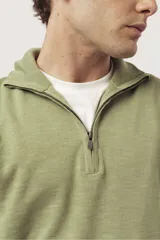 Sweater verde oliva de punto con cuello polo y cierre de cremallera parcial.