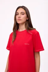 Vestido rojo de corte recto, con cuello redondo y mangas cortas.