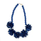 Collar de flores azules elaborado en resina, con base de metal dorado y cierre de mosquetón.