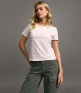 Remera celeste de media malla con cuello redondo y mangas cortas.