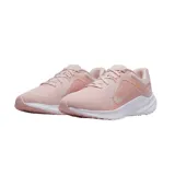 Championes de running Nike Quest 5, color negro con detalles en blanco y gris.