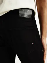 Jeans negros de corte recto, con diseño clásico de cinco bolsillos, tachuelas y etiqueta de cuero con logo en la parte trasera.