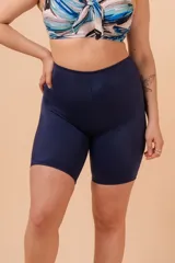 Short de baño largo estilo calza color azul marino, confeccionado con tela que contiene fibra LYCRA® XTRA LIFE™ con protección UV fps 50+.