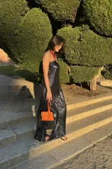 Vestido largo strapless de seda estampada en tonos azules y negros, entallado al cuerpo con espalda baja descubierta.