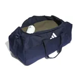 Bolso deportivo Adidas Tiro League color azul marino con logo blanco. Cuenta con doble asa de mano, correa ajustable para el hombro, bolsillo lateral de malla con cremallera y compartimento transpirable para calzado. Fabricado con materiales reciclados.