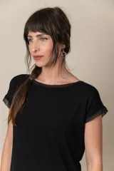 Remera italiana de viscosa y algodón, color verde, con terminación de gasa en cuello y mangas.