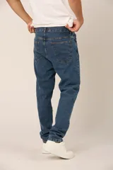 Pantalón de jean azul de corte recto, con bolsillos delanteros y traseros.