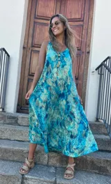 Vestido largo turquesa con estampado abstracto, corte al sesgo y escote en V tanto en la parte delantera como en la trasera.