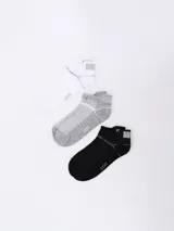 Pack de tres pares de medias deportivas de corte bajo, en color blanco, gris y negro.