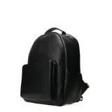 Mochila negra de cuero sintético con cierre de cremallera y asa superior. Tiene un bolsillo frontal con cremallera y dos bolsillos laterales abiertos.
