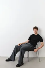 Remera negra de punto fino, con cuello redondo y mangas cortas. Corte ajustado.