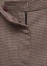 Pantalón crop gris de corte skinny, con tiro medio, trabillas, cierre de cremallera y gancho, dos bolsillos laterales y forro interior.