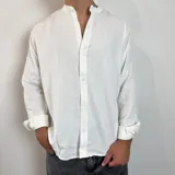 Camisa de lino blanca con cuello mao, manga larga y corte regular.