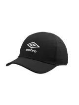 Gorro negro de Umbro con logo bordado en blanco en el frente.