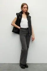 Pantalón de jean azul de tiro alto, corte recto y con strass en ambas piernas.