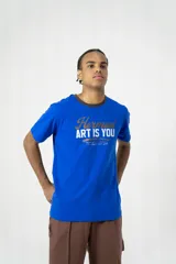Remera azul con cuello marrón, estampado frontal con la frase "Hermod ART IS YOU".