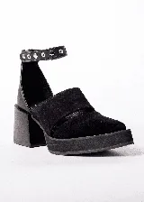 Zapato de tacón negro de cuero y gamuza, con pulsera al tobillo con apliques metálicos y plataforma con suela track.