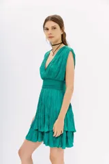 Vestido corto color fucsia con escote en V, sin mangas y falda con volados.