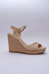 Sandalias de plataforma color lila con capellada de cuero y taco corrido cubierto de rafia.