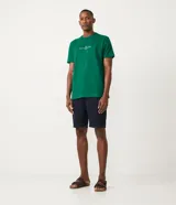 Remera verde de algodón, corte comfort, cuello redondo y mangas cortas. Estampado frontal con texto "Société Nautique Des Regates" y un pequeño velero.
