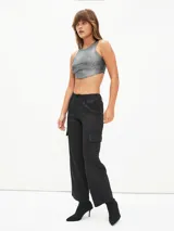 Crop top plateado de tejido acanalado, con cuello redondo y sisas anchas.