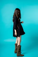Vestido amplio con volados y estampado floral vibrante, de manga larga.