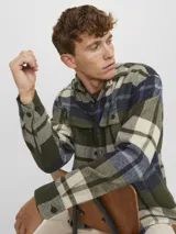 Sobrecamisa de manga larga a cuadros en tonos verde, azul y blanco. Tiene cuello clásico, cierre con botones, dos bolsillos en el pecho con botón y corte relajado.