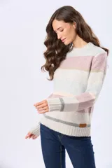 Buzo tejido de tacto suave y cálido, con rayas horizontales en tonos beige, blanco, rosa y gris. Tiene cuello redondo y puños de rib.