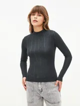 Polera manga larga de tejido de punto acanalado color gris oscuro, con cuello alto.