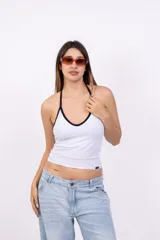 Musculosa color beige con breteles finos.