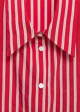 Camisa de manga larga con estampado de rayas rojas y blancas, cuello camisero y cierre frontal con botones.