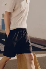 Short negro de lino y algodón, con cintura elástica y cordón ajustable.