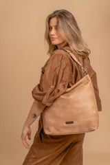 Cartera bandolera color marrón claro, de símil cuero, con dos divisiones internas, asa corta fija y correa larga regulable.